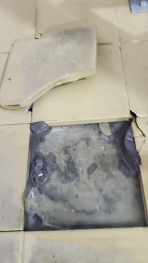 Снятая плитка и вода под покрытием